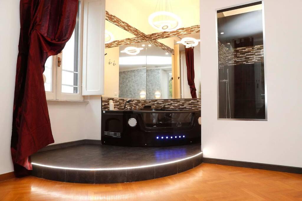 Enchanting Jacuzzi Trastevere Apartment Rom